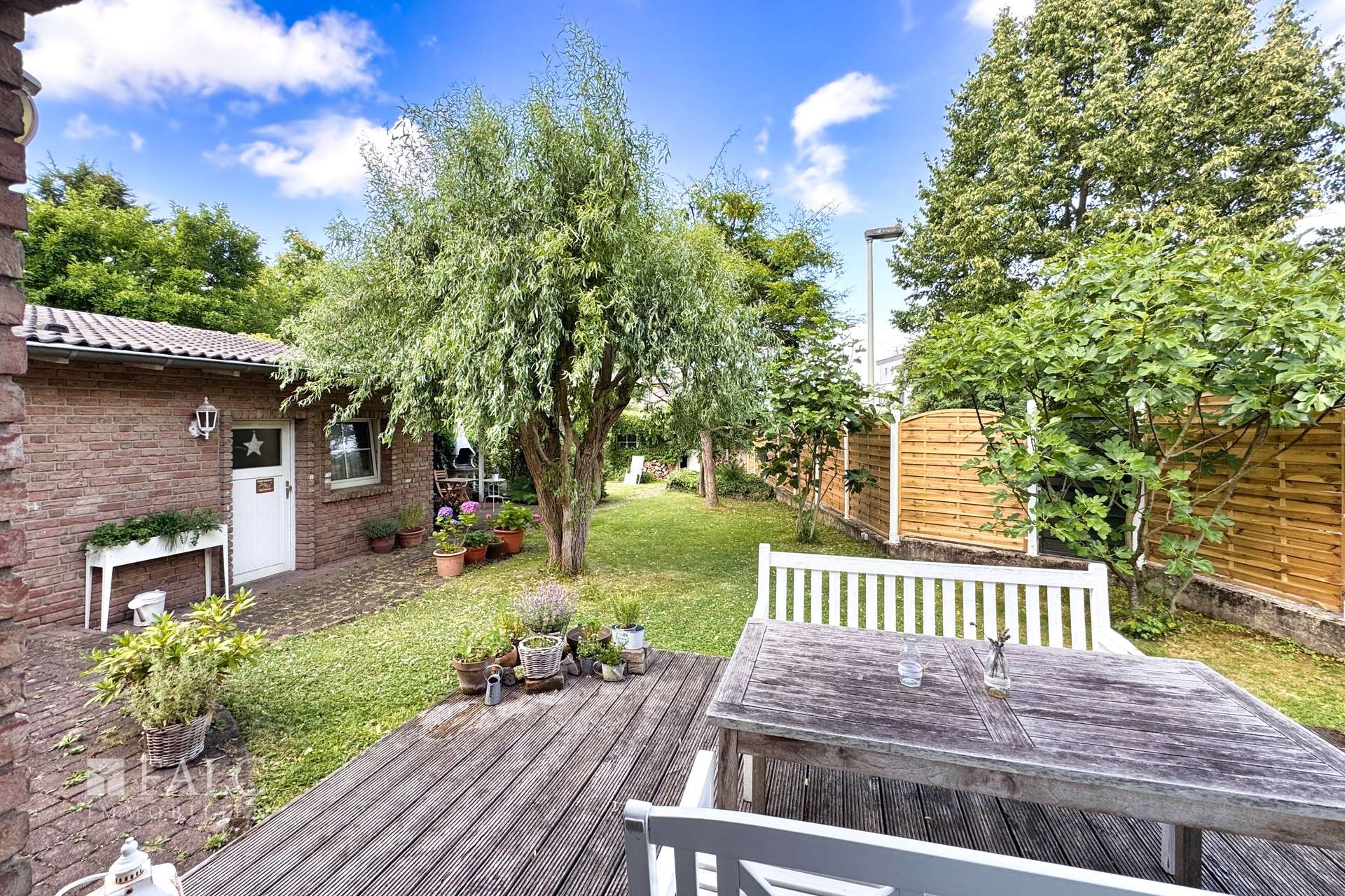 Terrasse mit Garten